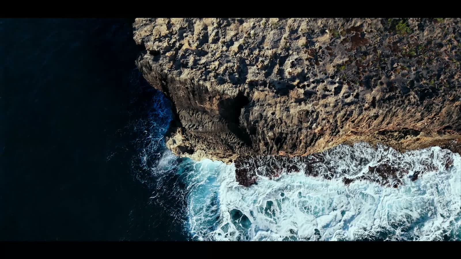 El acantilado visto desde el aire, con el mar reventando en su base