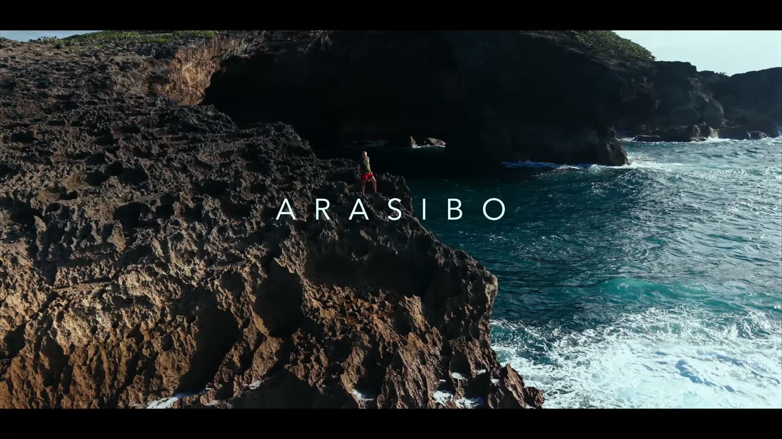 La palabra Arasibo sobre la costa de Arecibo, como aparece en el film