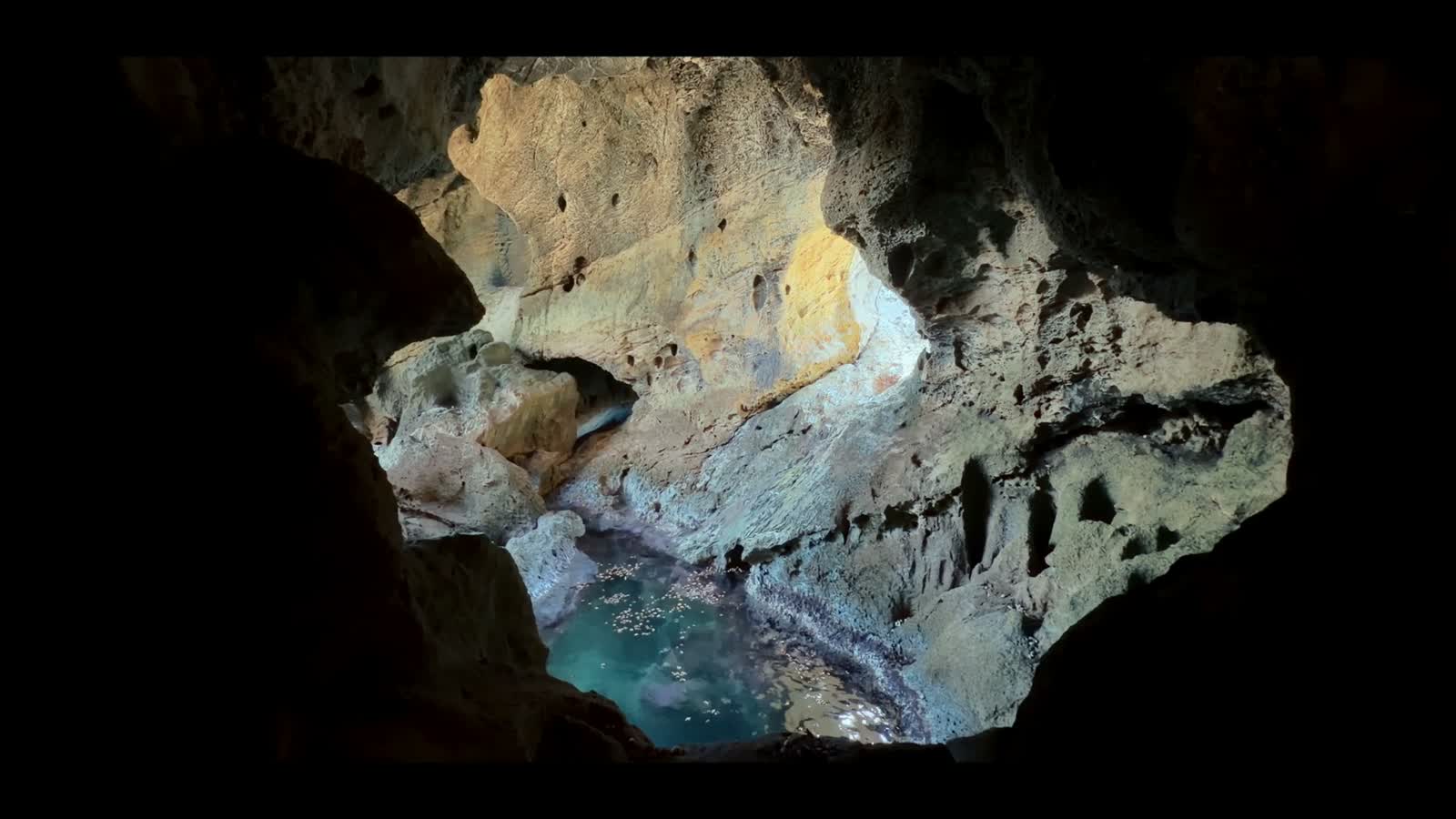 La Cueva del Indio desde adentro, con el mar al fondo